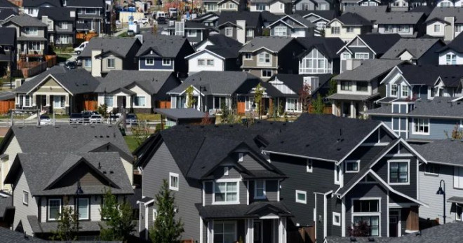 Canadians buying homes with family, friends to break into market: Royal LePage - National | Globalnews.ca